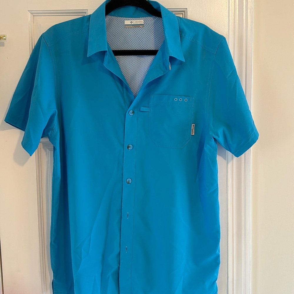 Columbia Men’s size small PFG lightweight button fishing shirt.